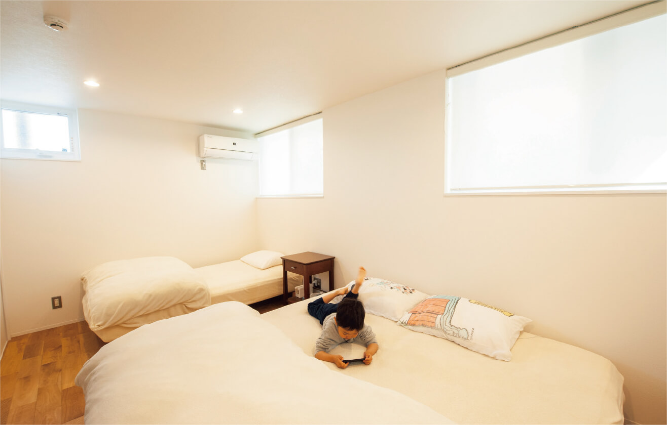 ホームズ 厳選間取り実例選 01 制限の多い住宅地でも広々快適 あえて階段を家の中心にした間取り 住まいのお役立ち情報