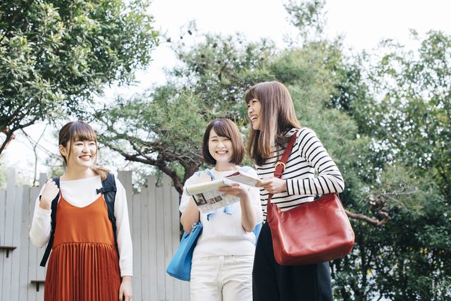 友達と散歩をするなら美味しいお店に行くことやショッピングがおすすめ
