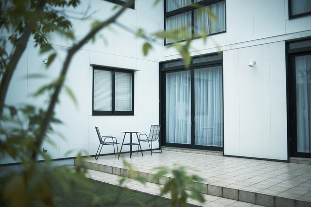 ホームズ 一戸建ての1階にテラスを設置するメリット 注意点は バルコニーやベランダとの違いも解説 住まいのお役立ち情報