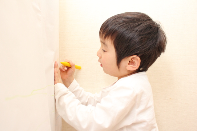 ホームズ 引越しするときに壁紙の落書きはどうする 修繕費用は 掃除方法と注意点 住まいのお役立ち情報