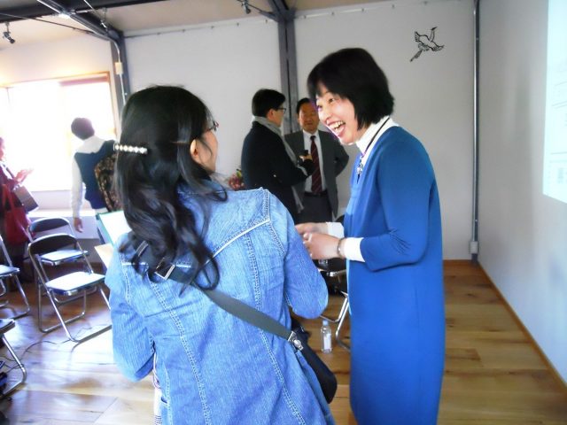 母、研究者、プロジェクトメンバーなどさまざまな立場から説得力ある意見を述べる森教授(右)