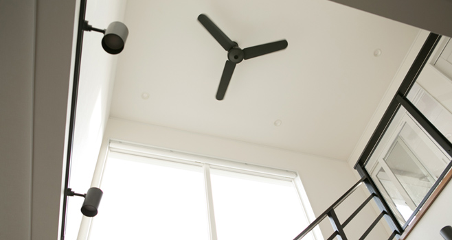 ホームズ 注文住宅 ２階分の吹き抜けとスケルトンの階段 広々リビングの開放的な空間 住まいのお役立ち情報